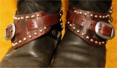 Spur keepers, front
