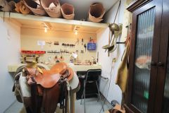 saddle shop 01