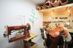 saddle shop 02