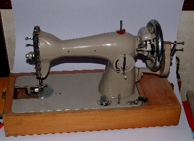 5c09622f8dd2f_Sewingmachine301s.jpg.4b41e36e6e18048a07570ad672b1901e.jpg